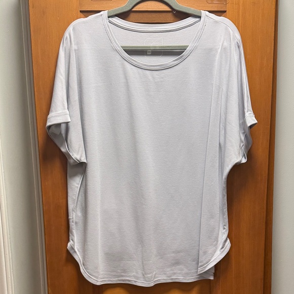 STYLUS Tops - STYLUS Scoop Neck Tee in Light Gray